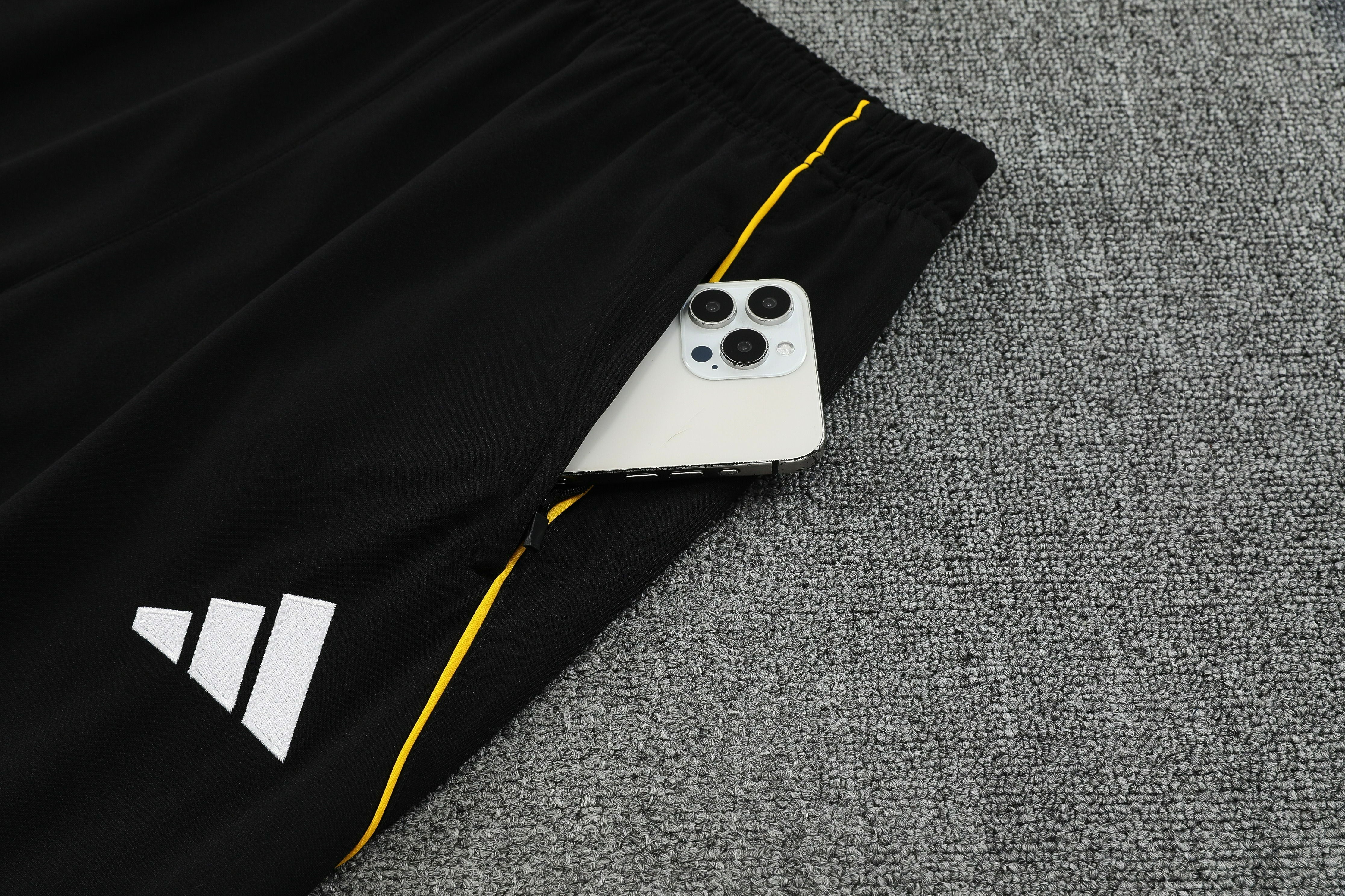 Real Madrid Authentic Training Kit (Sweatshirt+Pants) Black 2025/26 - Player Version