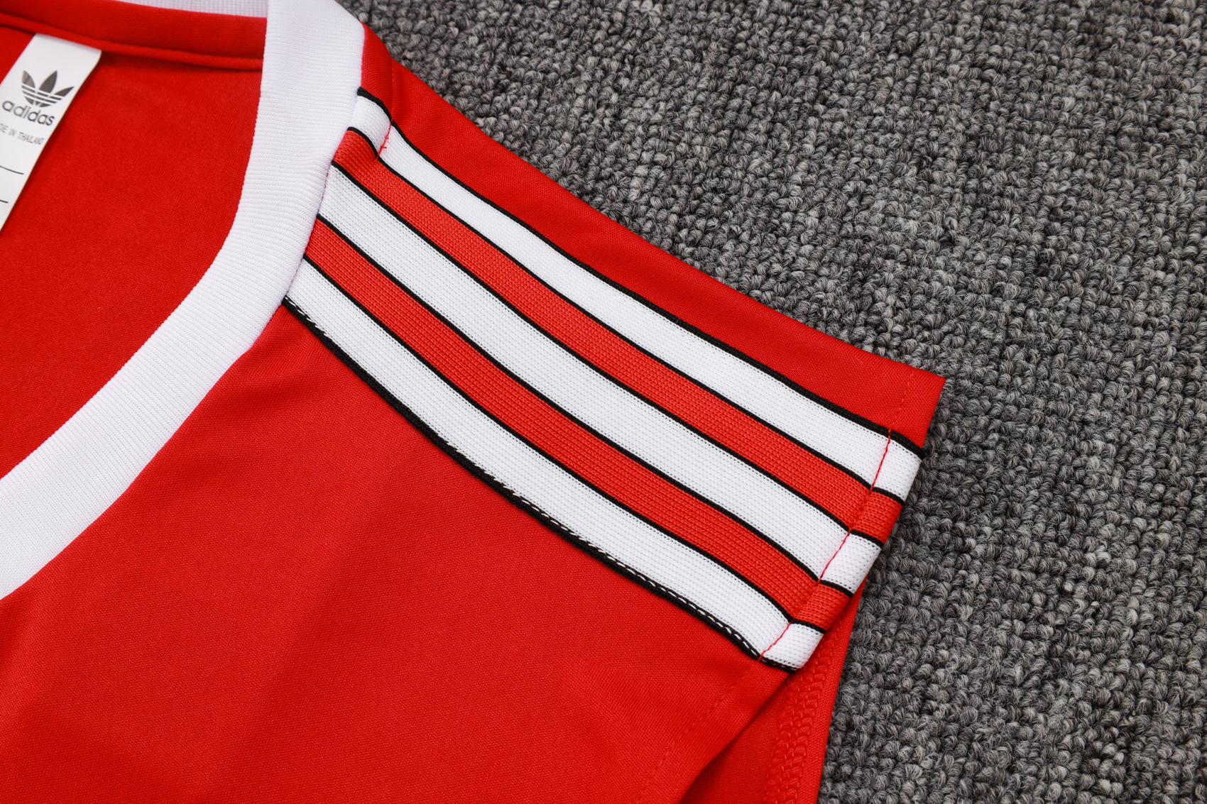 Manchester United Sleeveless Training Kit Red 2025/26