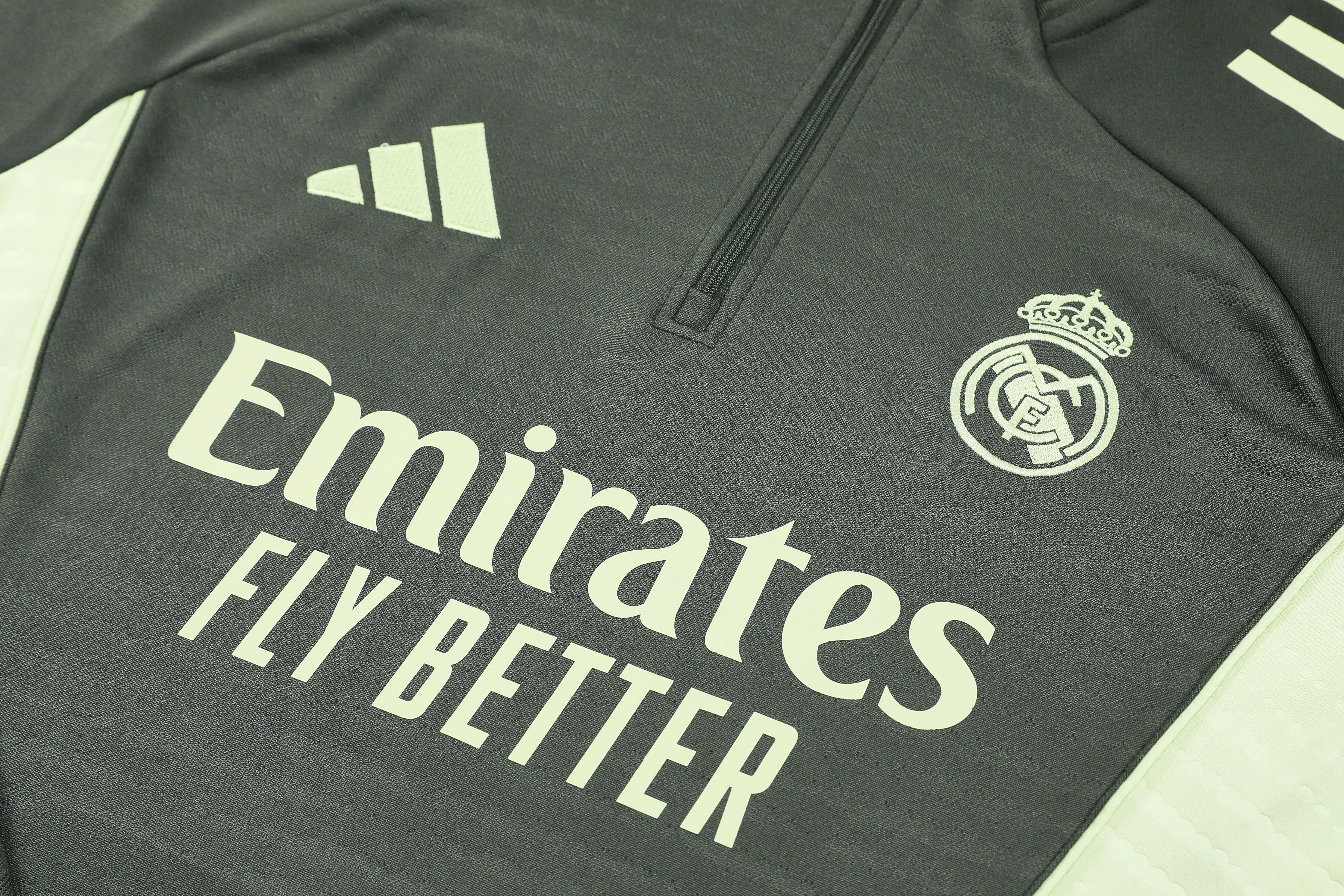 Real Madrid Authentic Training Kit (Sweatshirt+Pants) 2025/26 - Player Version