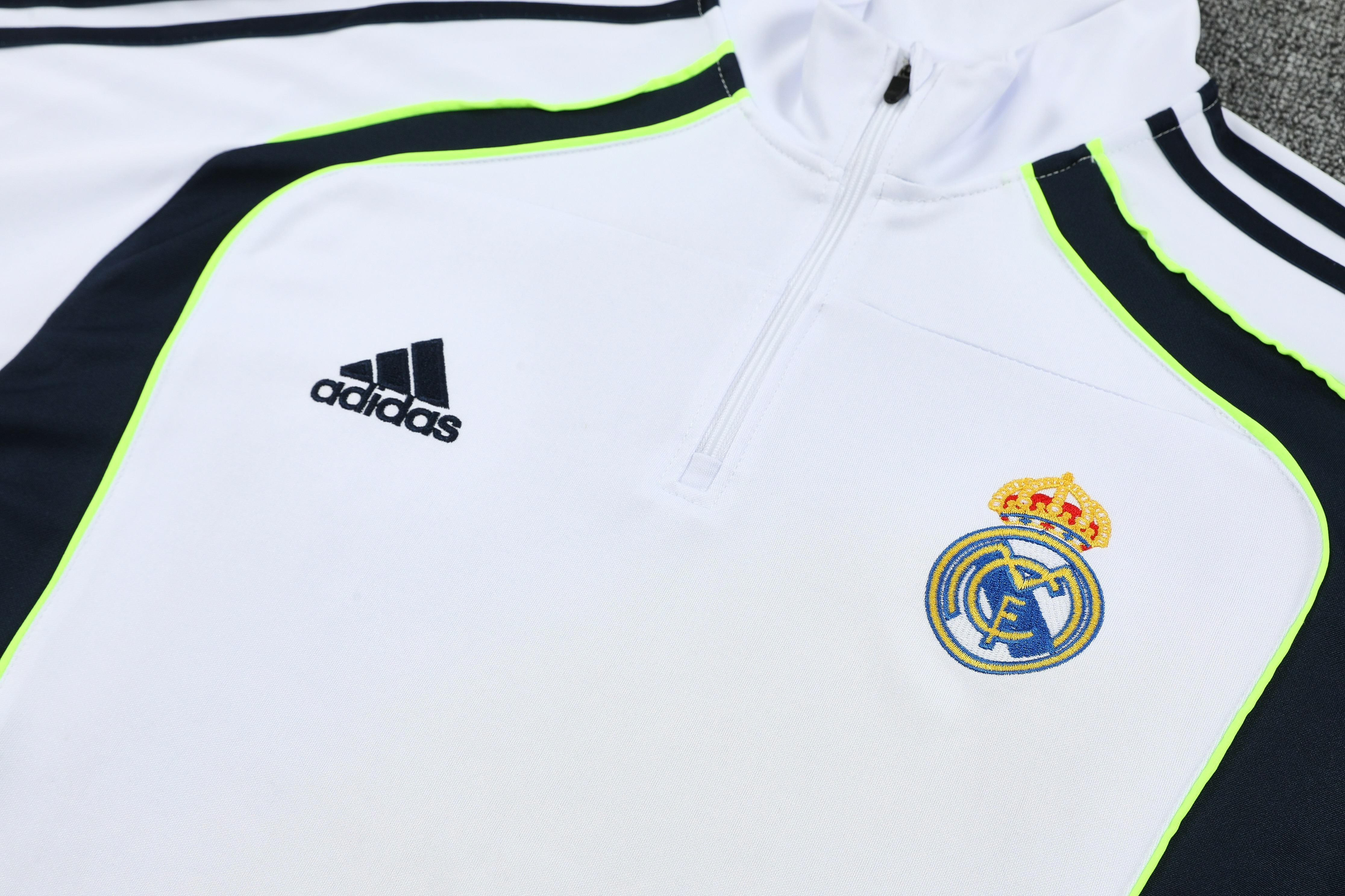 Real Madrid Authentic Training Kit (Sweatshirt+Pants) White 2025/26 - Player Version