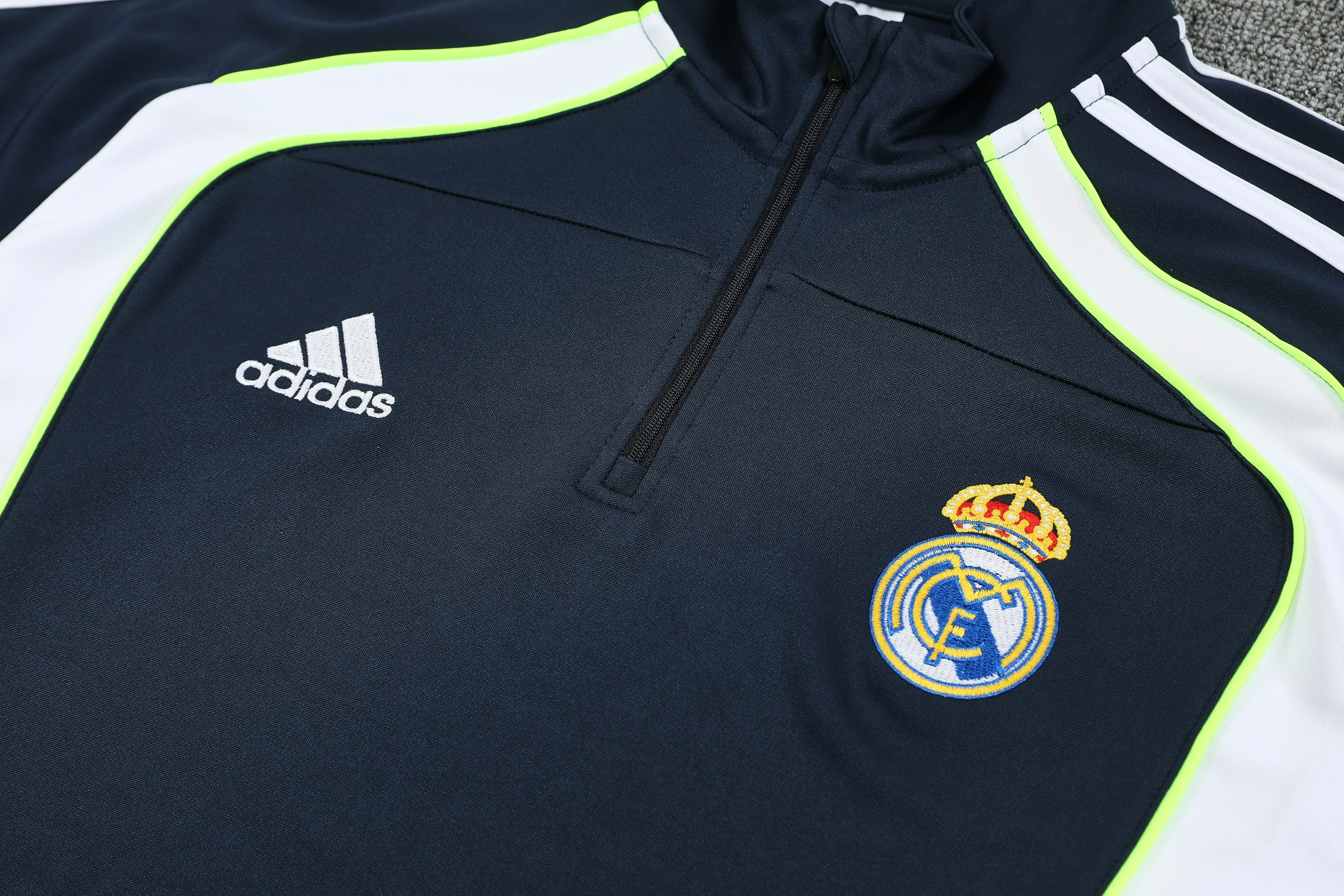 Real Madrid Authentic Training Kit (Sweatshirt+Pants) Cyan 2025/26 - Player Version