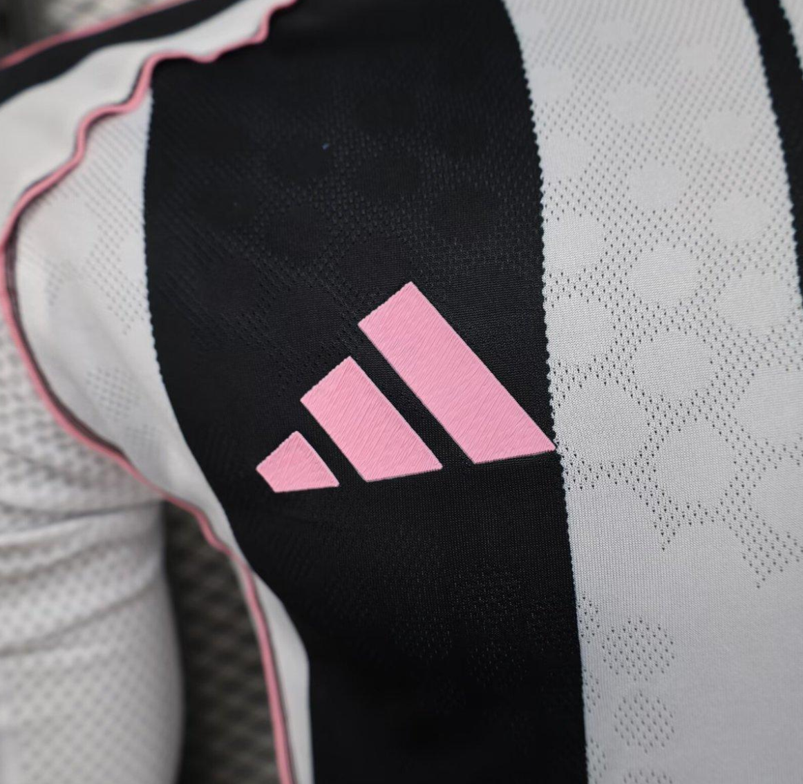 Player Version 25-26 Juventus Home Long Sleeve Jersey