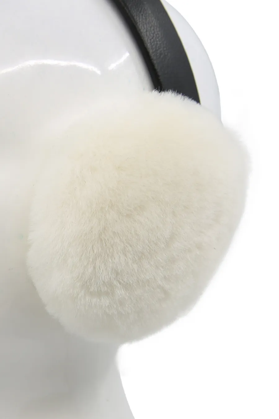 Cache-oreille en mouton blanc