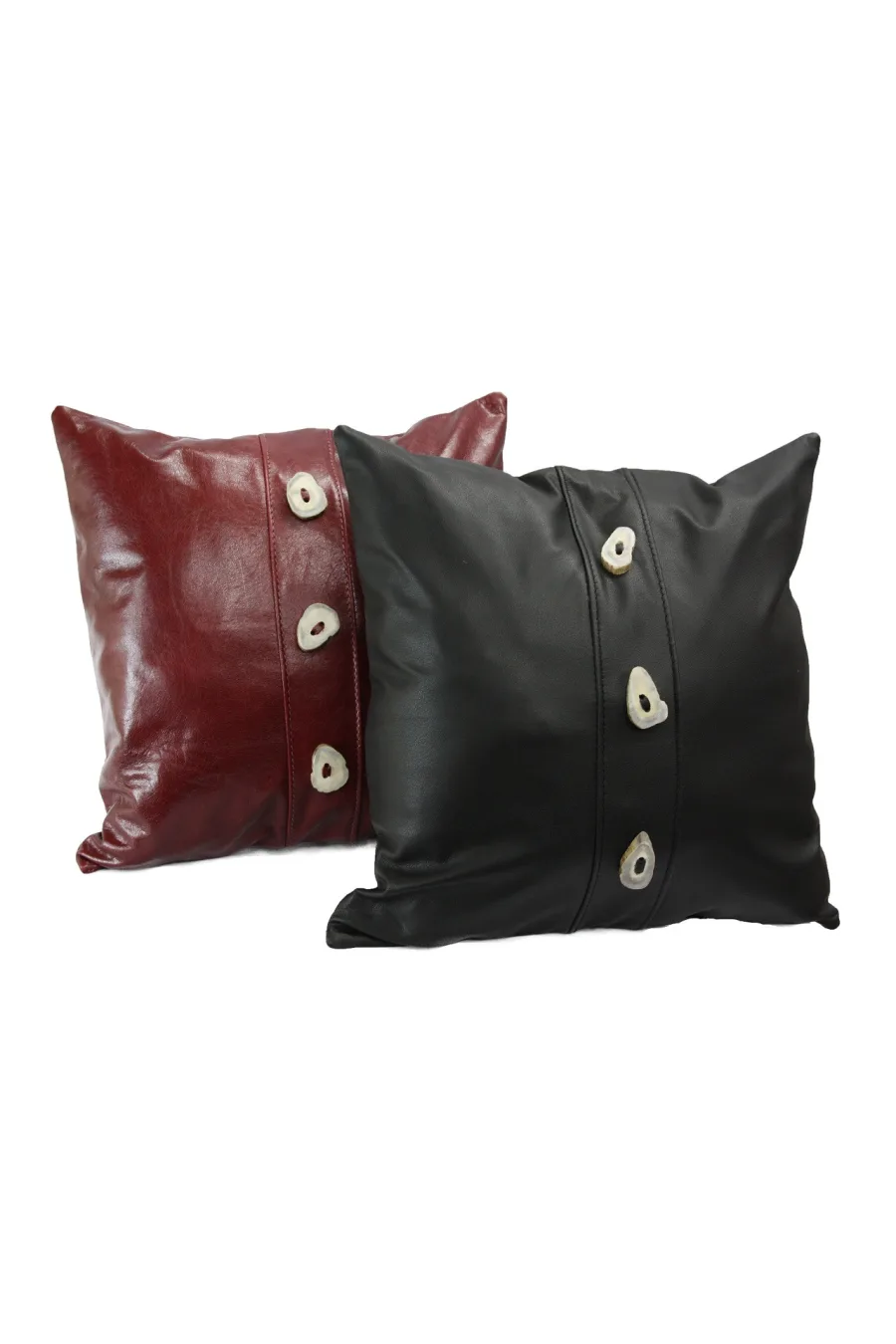 Coussin 14 x 14 (po) cuirs et boutons panache