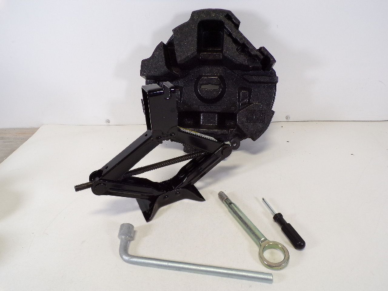 Pre-Owned 18 Subaru XV Crosstrek Car Jack w/ Tools OEM LKQ - Verify Specific Vehicle Fitment In Description - (Good)