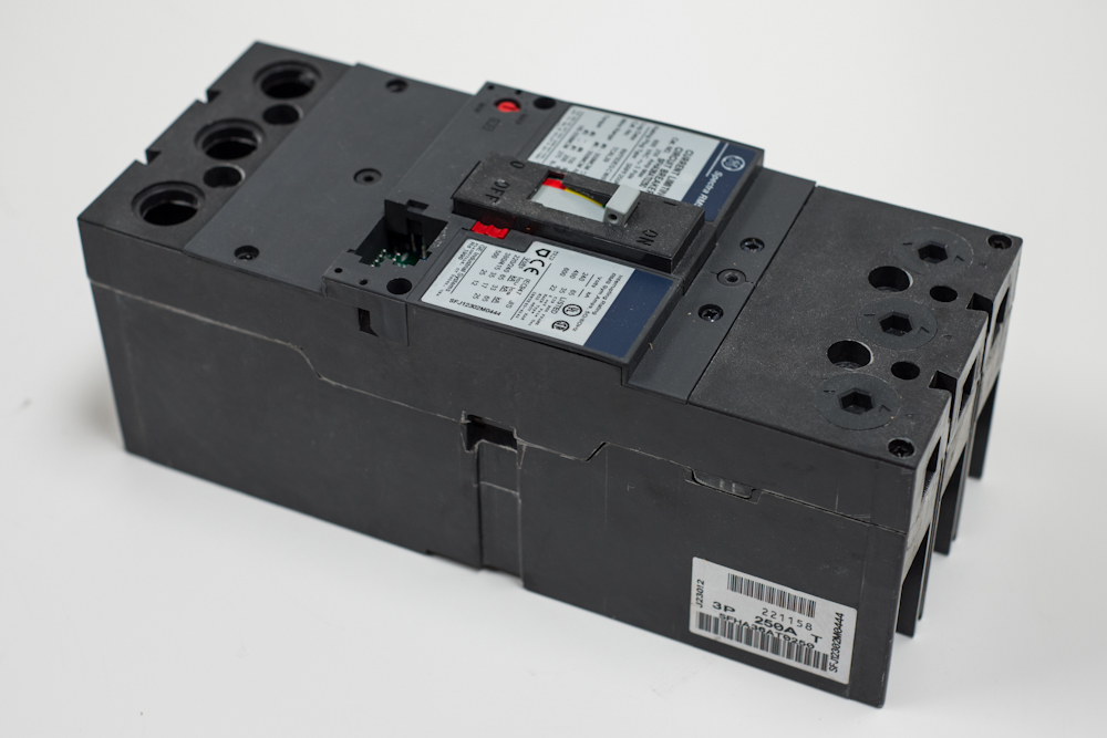 GE SFHA36AT0250 Bolt-On Mount Type SFH Molded Case Circuit Breaker 3-Pole 250 Amp 600 Volt AC Spectra RMS™