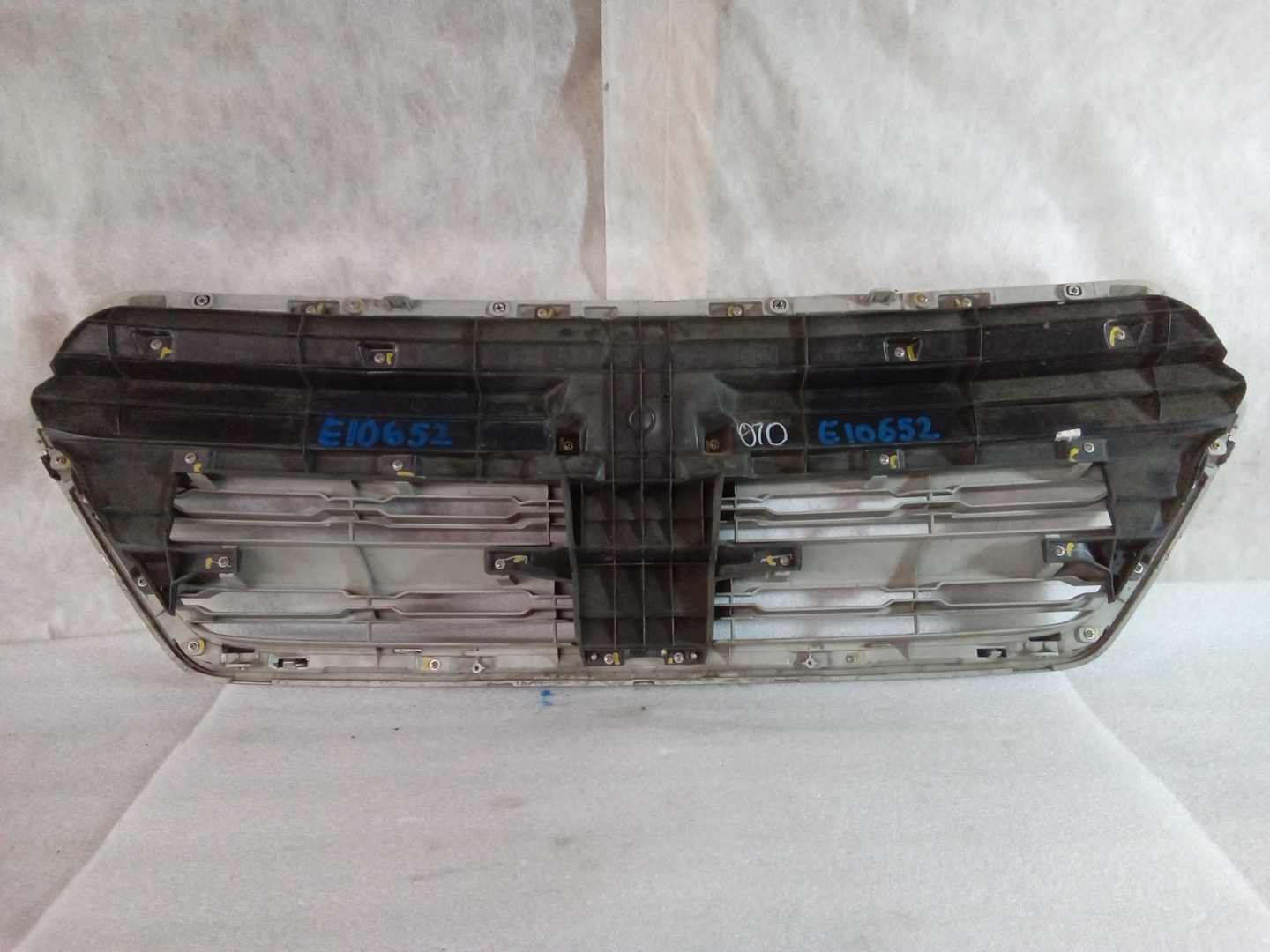 Pre-Owned 2017 Subaru Legacy Outback Wagon Light Gray Grill OEM LKQ (Good)