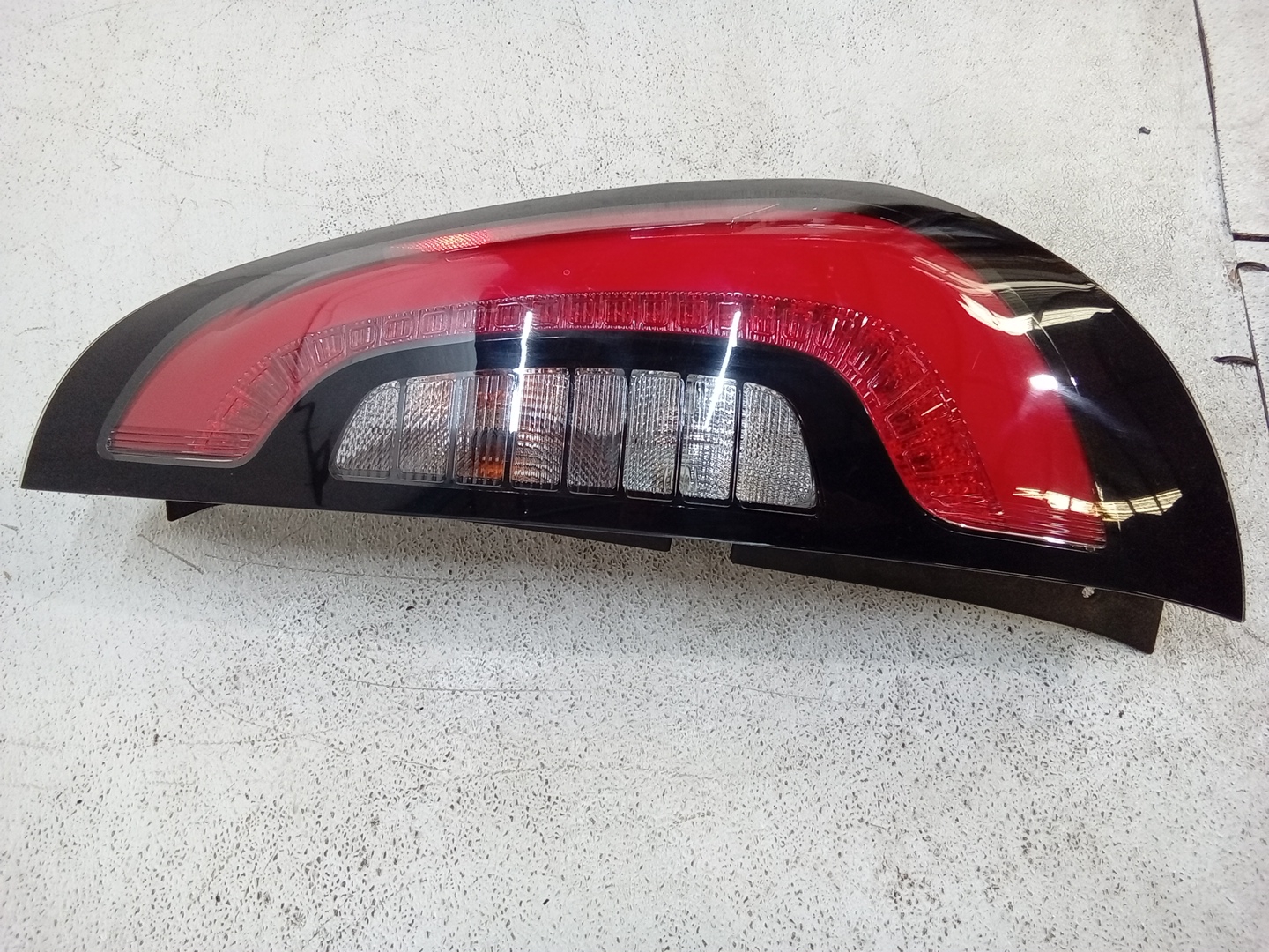 Pre-Owned 2018 Kia Soul Passenger Side Tail Light Assembly RH OEM (Good)