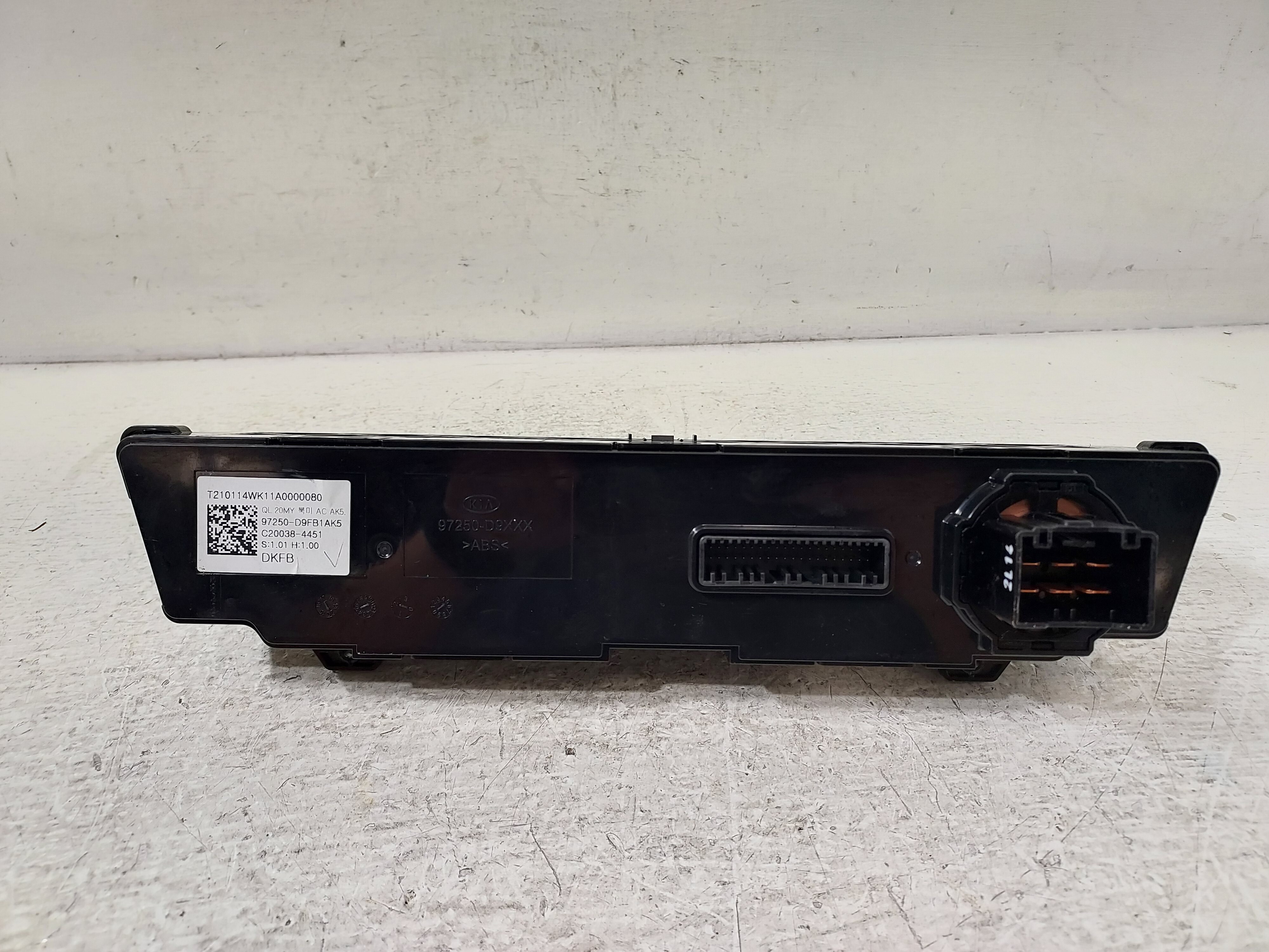 Pre-Owned 2020-2021 Kia Sportage A/C Heat Temperature Control Unit OEM LKQ (Good)