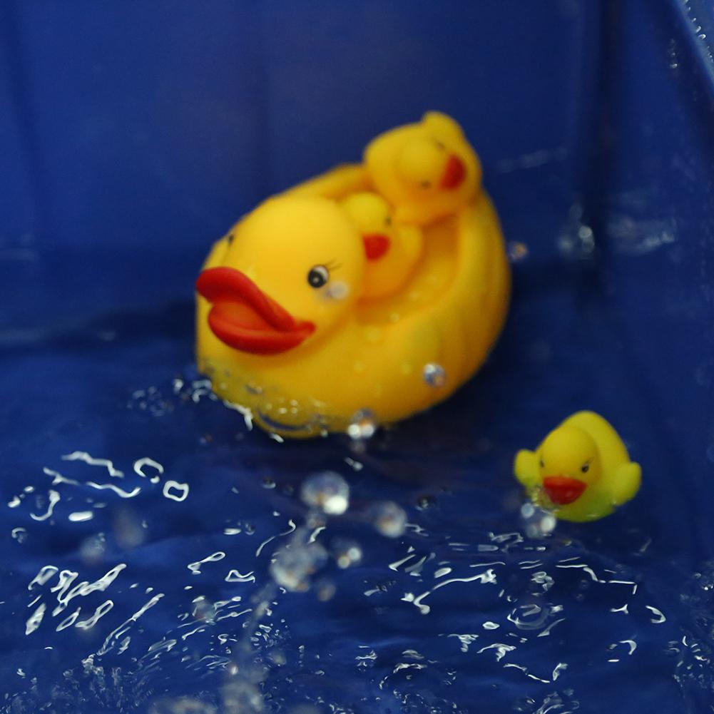 4Pcs/set Vinyl Cute Lovely Mummy Baby Squeaky Ducks Bath Toy Kids Game Toys