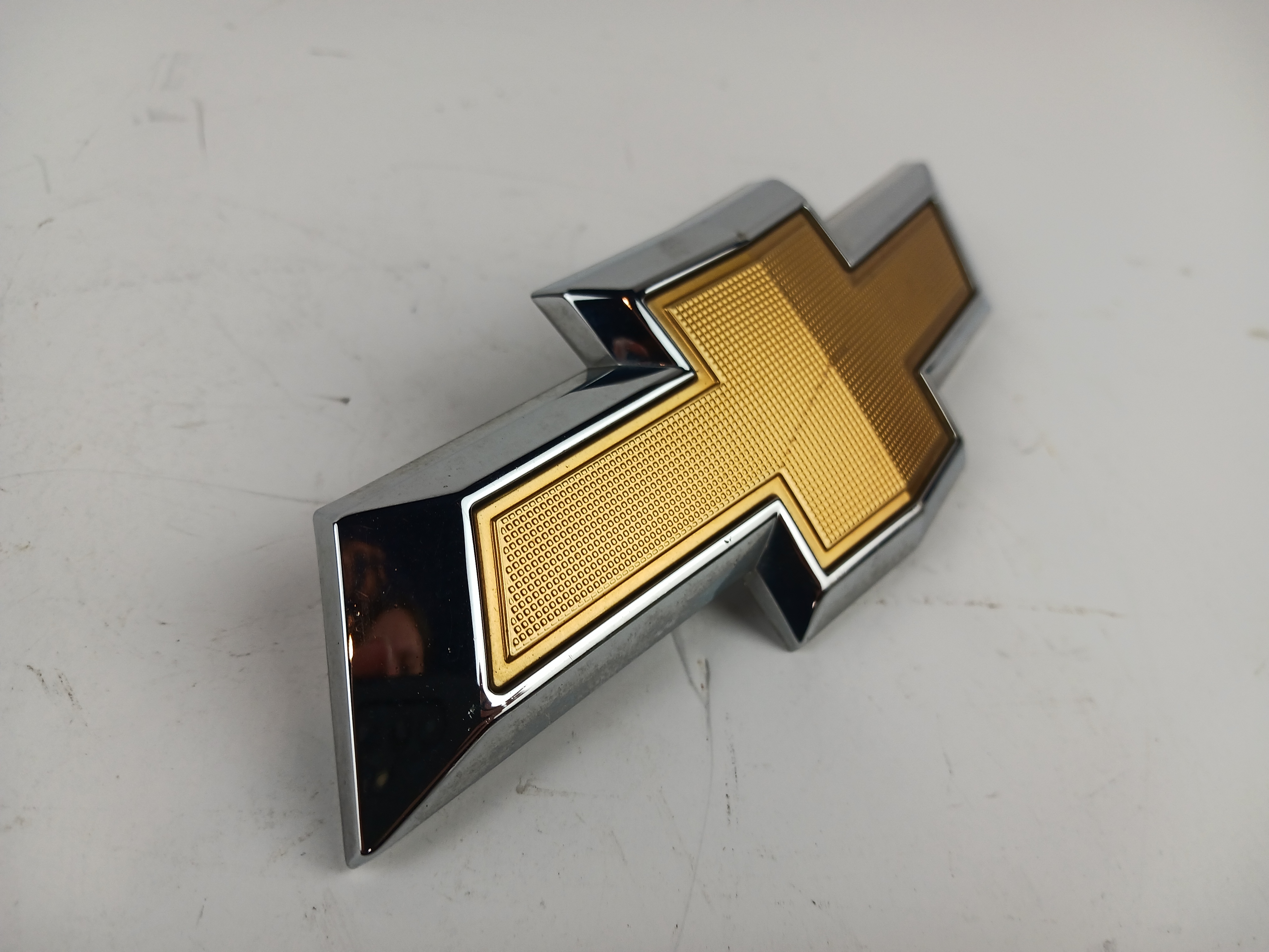Pre-Owned 16 17 Chevrolet Equinox Front Bow Tie Emblem OEM - Verify Specific Vehicle Fitment In Description - (Good)