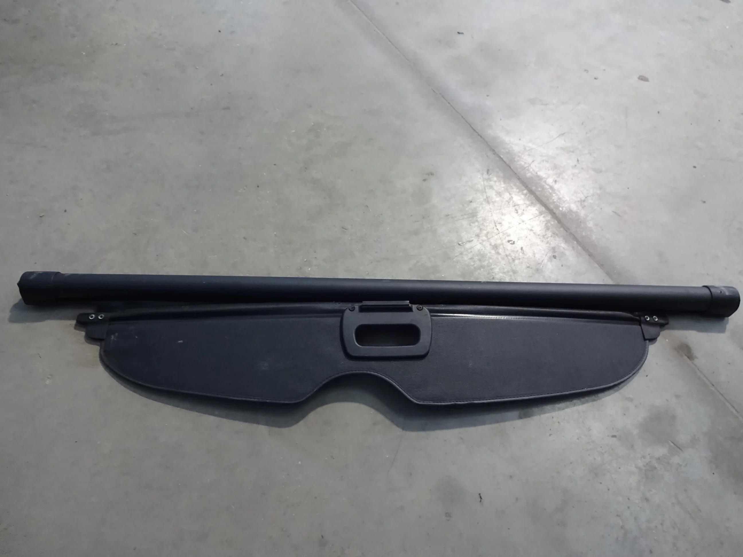 Pre-Owned 2011 Jeep Grand Cherokee Rear Black Retractable Cargo Cover OEM (Good)