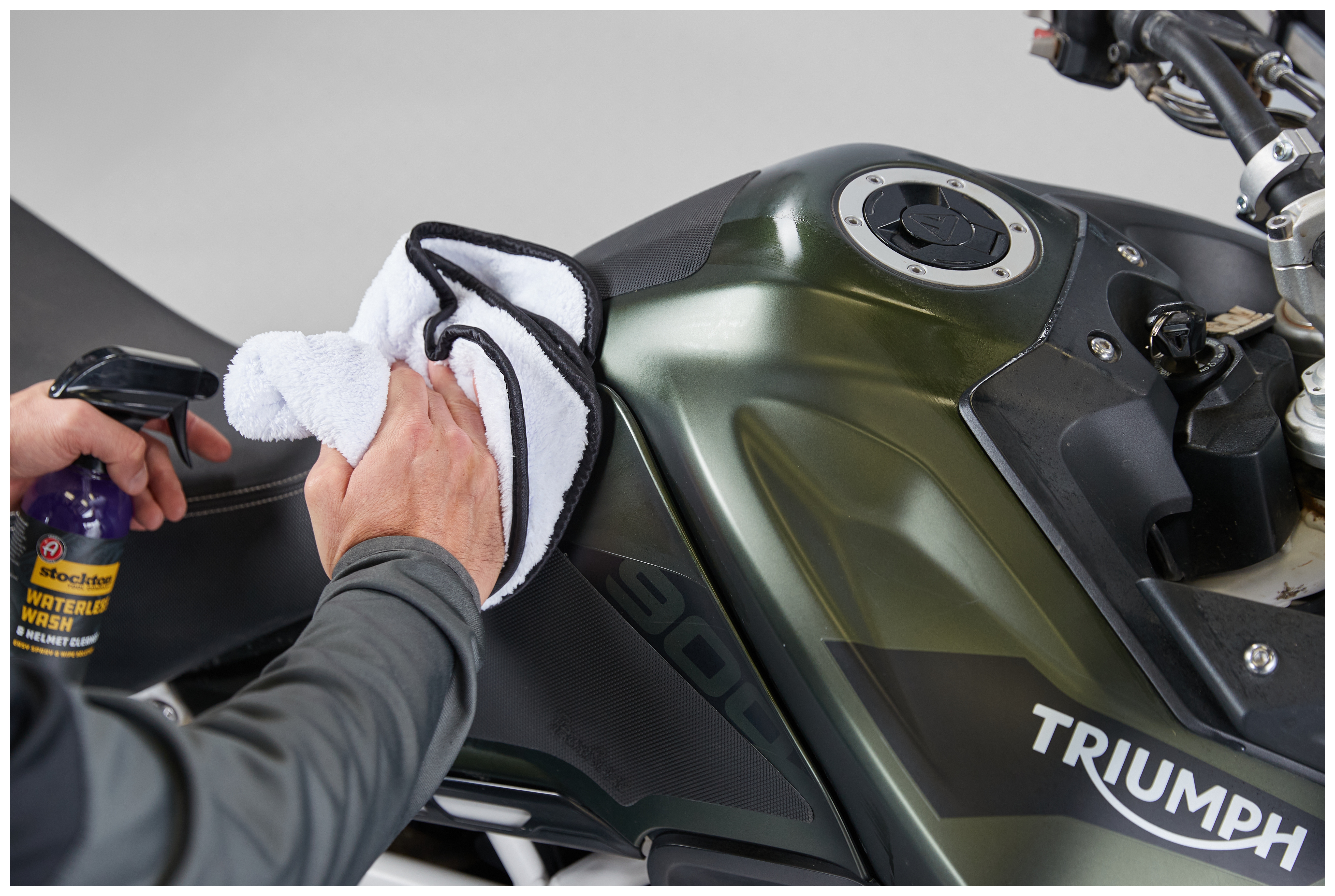 FortNine Stockton X Adam's Waterless Wash and Helmet Cleaner